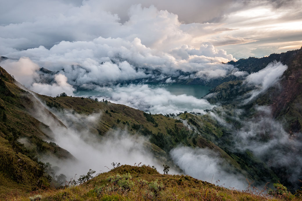 Brume et nuages dans la caldeira du Mont Rinjani