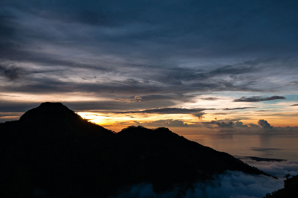 Coucher de soleil sur le Mont Rinjani, Lombok, Indonésie