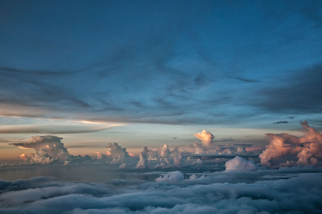 Ciel et nuages du soir depuis le Mont Rinjani, Lombok, Indonésie