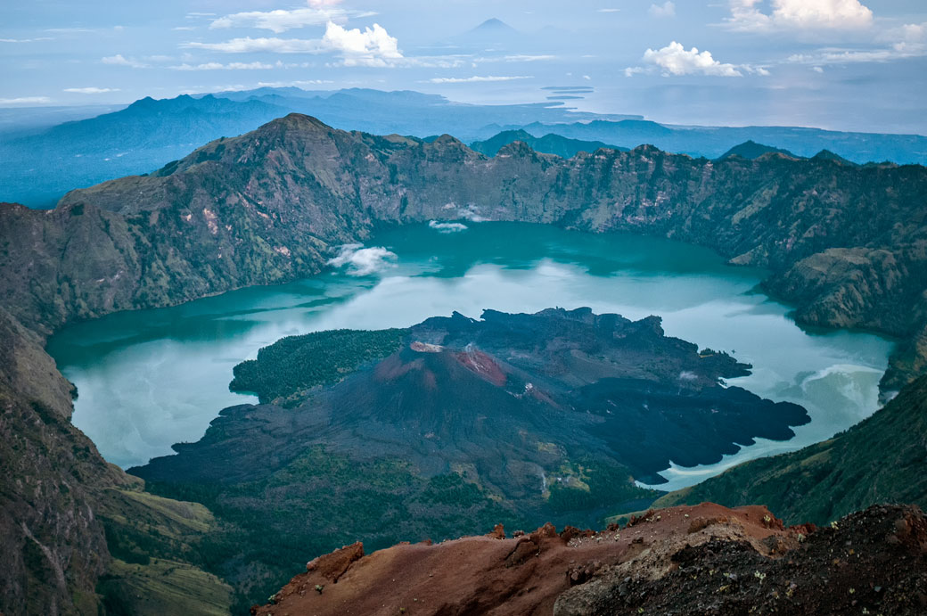 Vue sur la caldeira et son lac depuis le sommet du Rinjani