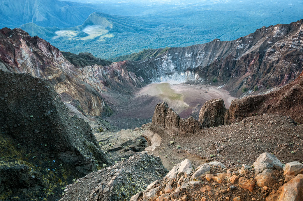 Cratère sur le Mont Rinjani près du sommet, Lombok, Indonésie