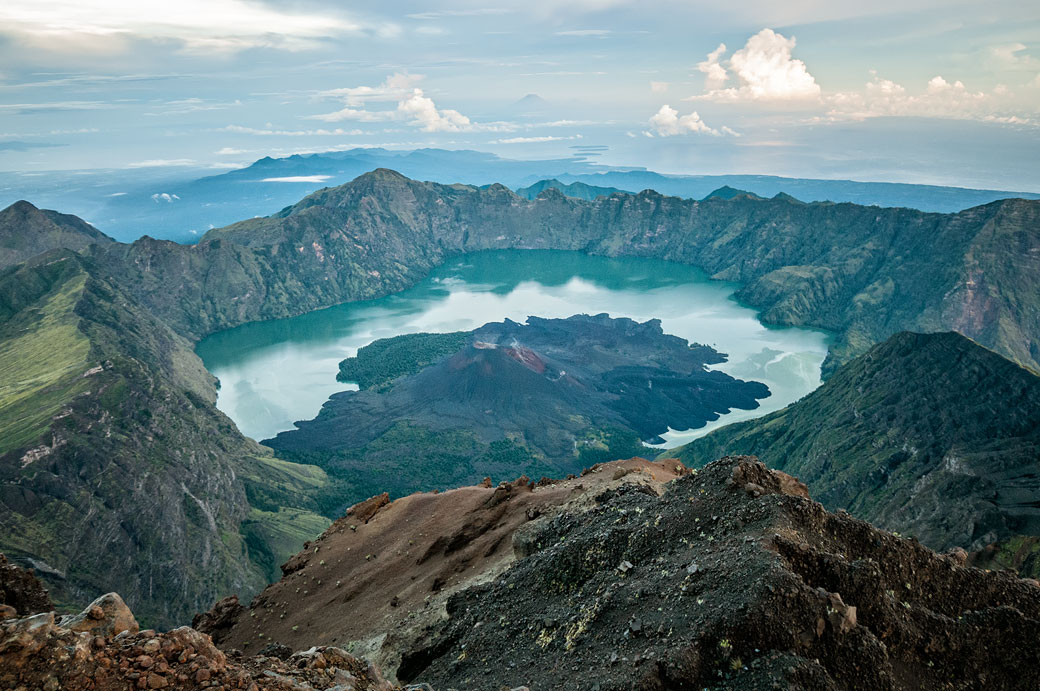 La magnifique caldeira du Mont Rinjani depuis le sommet