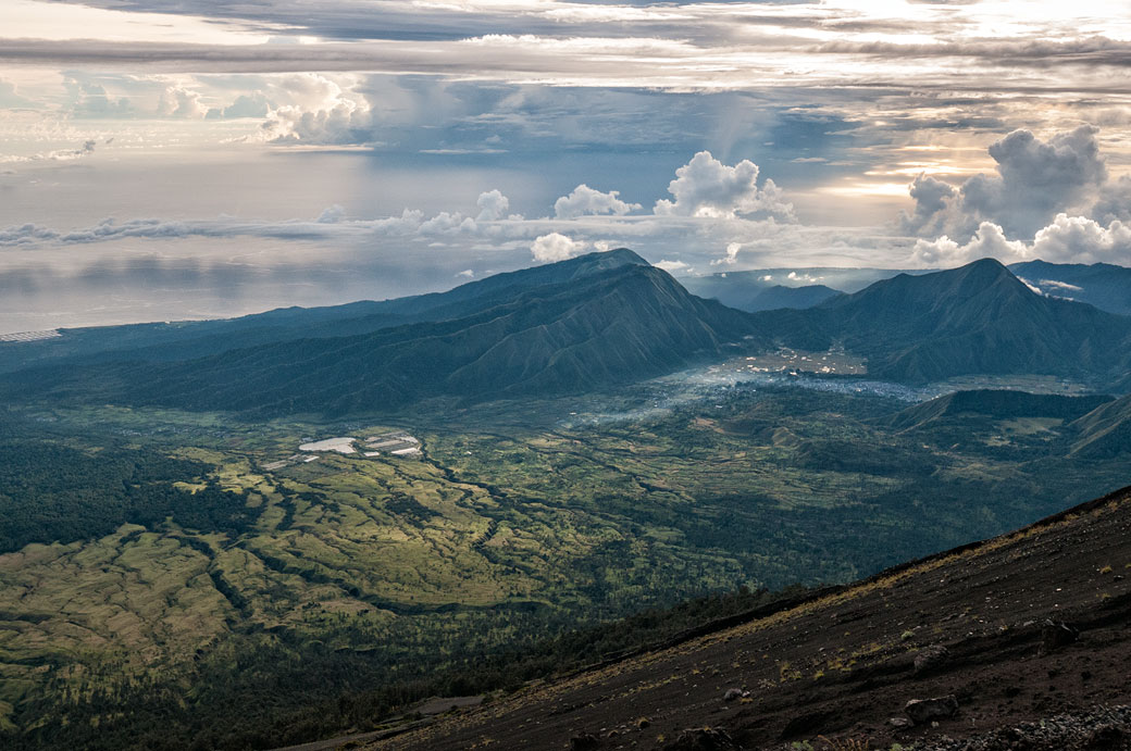 Ciel et paysage accidenté de l'île de Lombok