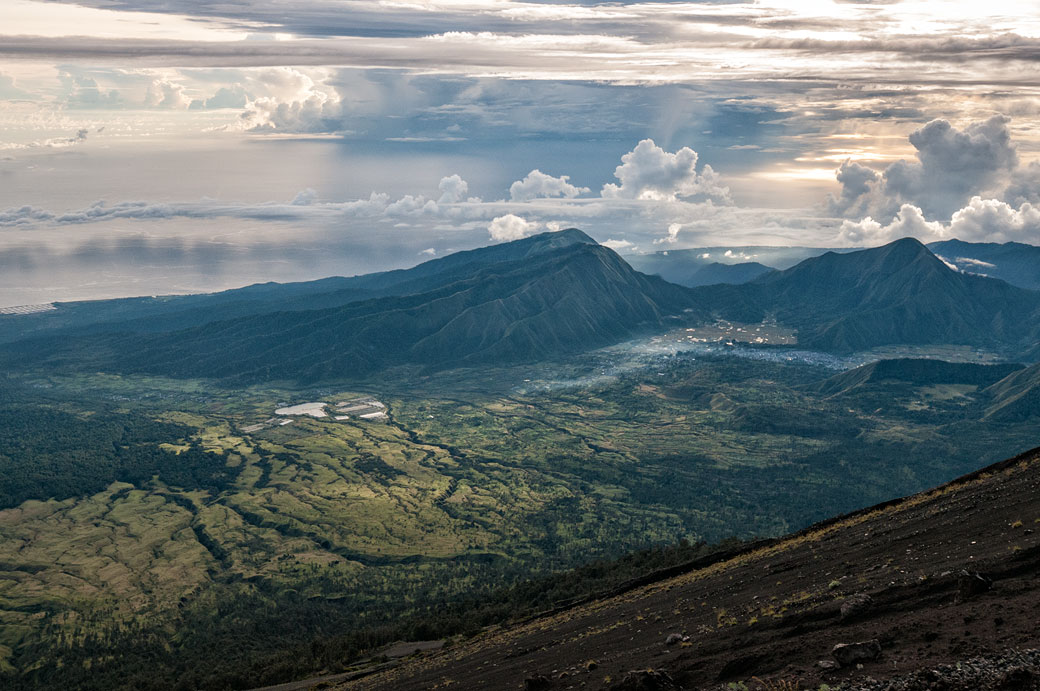 Ciel et paysage accidenté de l'île de Lombok