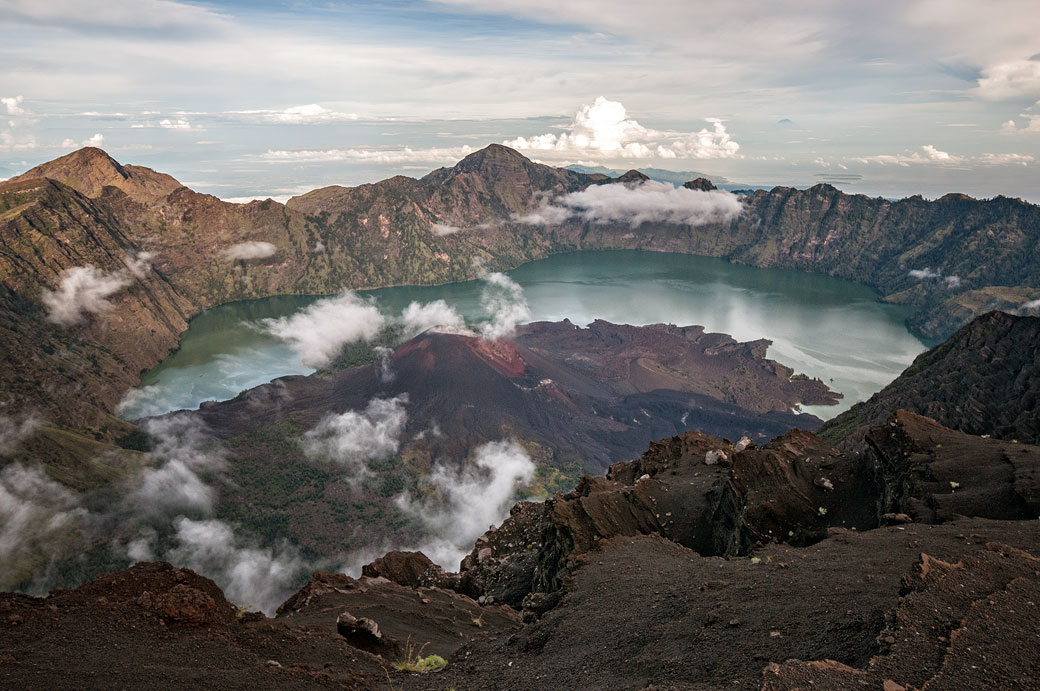 Quelques nuages sur la caldeira Segara Anak sur le Mont Rinjani