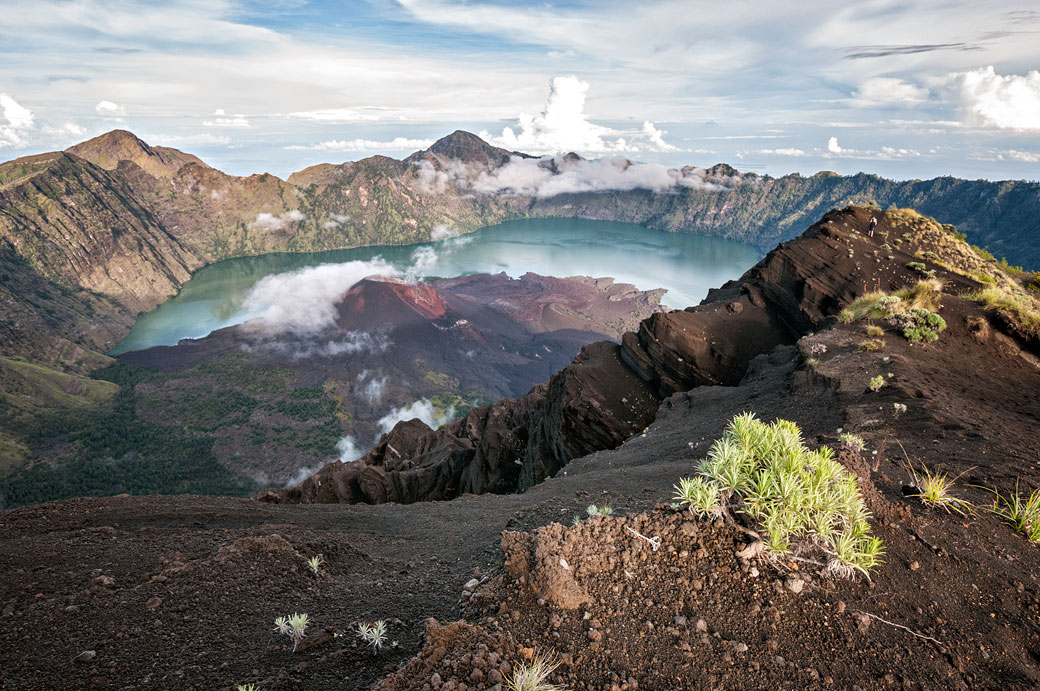 Caldeira Segara Anak et son volcan actif sur le Mont Rinjani