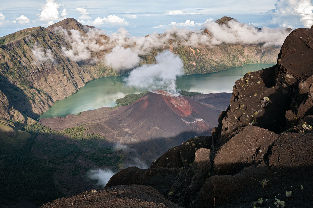 Volcan actif dans la caldeira Sengara Anak du Mont Rinjani, Lombok