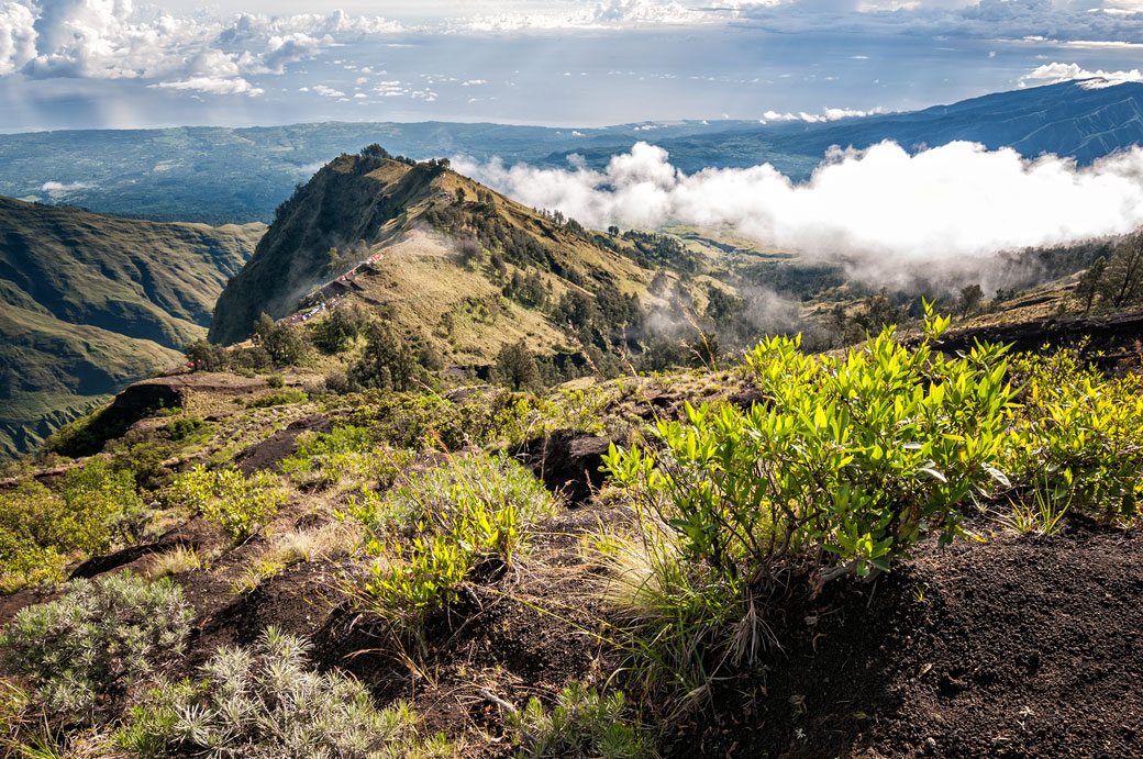 Retour au camp Pelawangan Sembalun Crater rim après le sommet