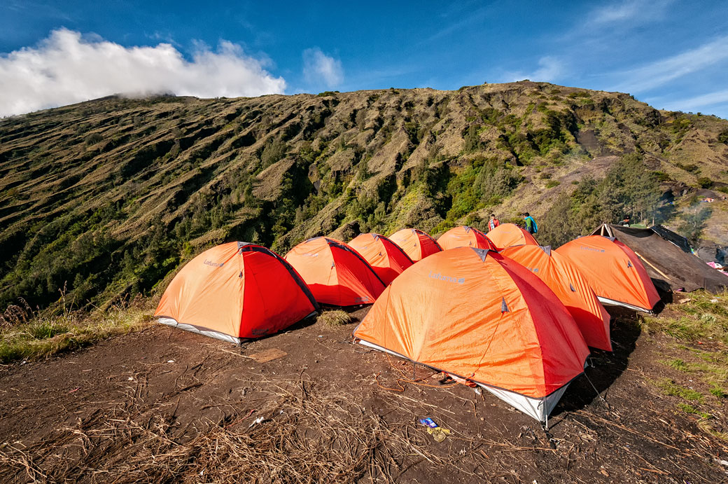 Tentes au camp de Pelawangan Sembalun Crater rim sur le Rinjani
