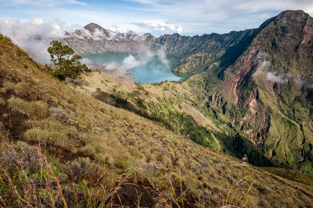 Lac de la caldeira Segara Anak sur le Rinjani, Lombok