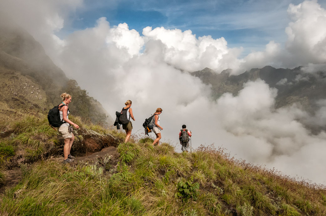 Descente dans les nuages en direction du lac sur le Mont Rinjani