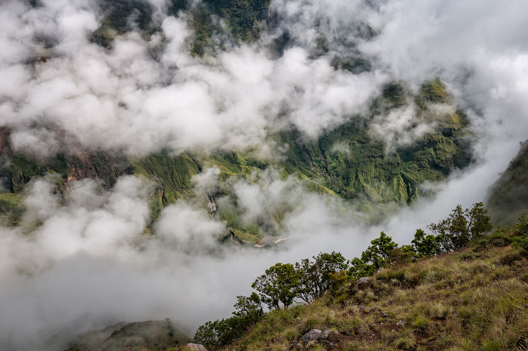 Brume qui monte dans une vallée sur le Mont Rinjani