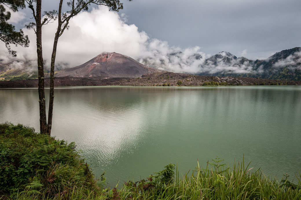 Au bord du lac de la caldeira Segara Anak du Mont Rinjani