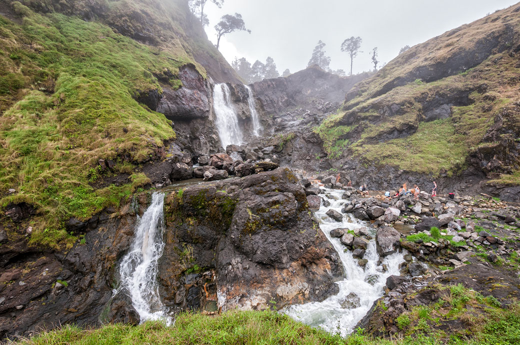 Chutes près d'une source chaude sur le Mont Rinjani, Lombok, Indonésie