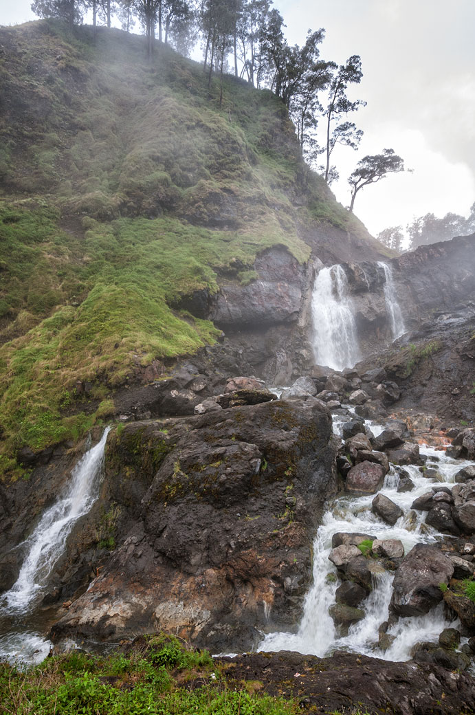 Chutes dans la brume du Mont Rinjani, Lombok