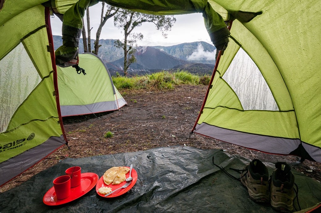 Tentes dans le camp au bord du lac du Mont Rinjani, Lombok