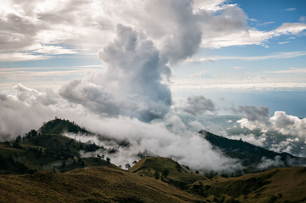 Ciel et nuages depuis Senaru crater rim camp sur le Mont Rinjani