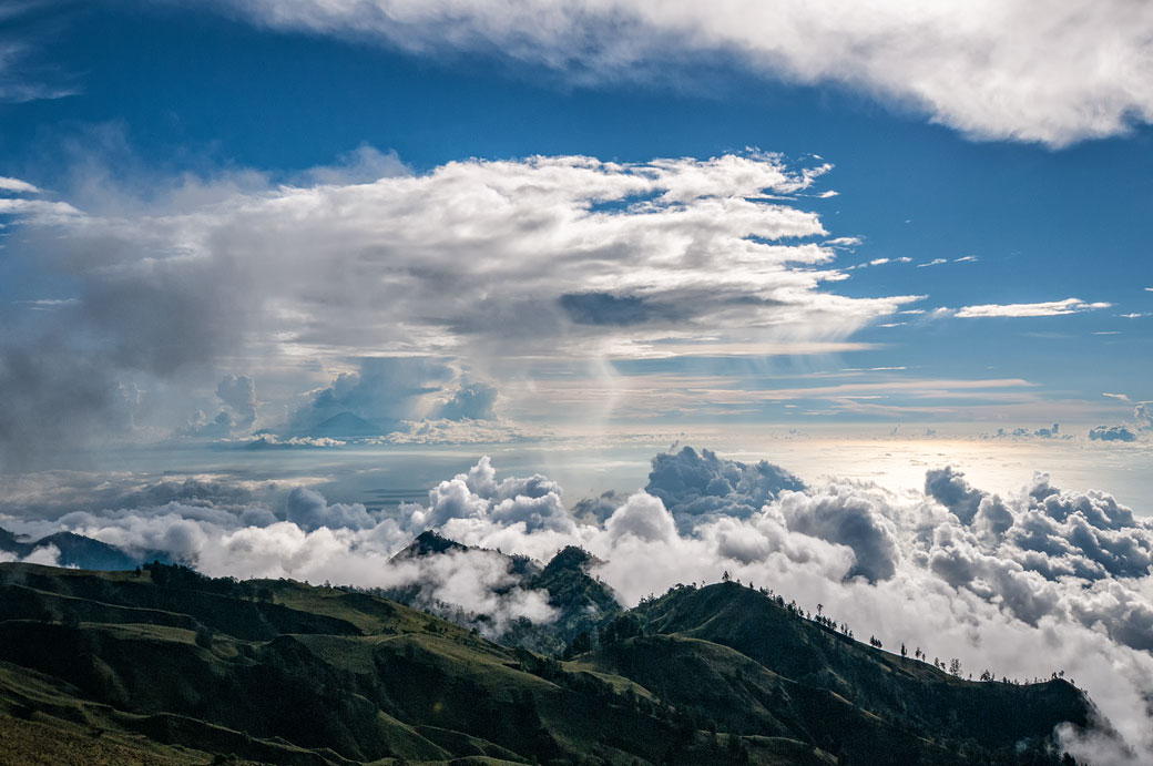 Ciel et nuages sur les pentes inférieures du Mont Rinjani, Lombok