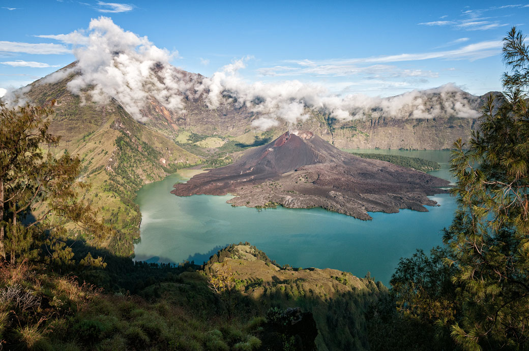 Volcan dans la caldeira Segara Anak du Mont Rinjani, Lombok