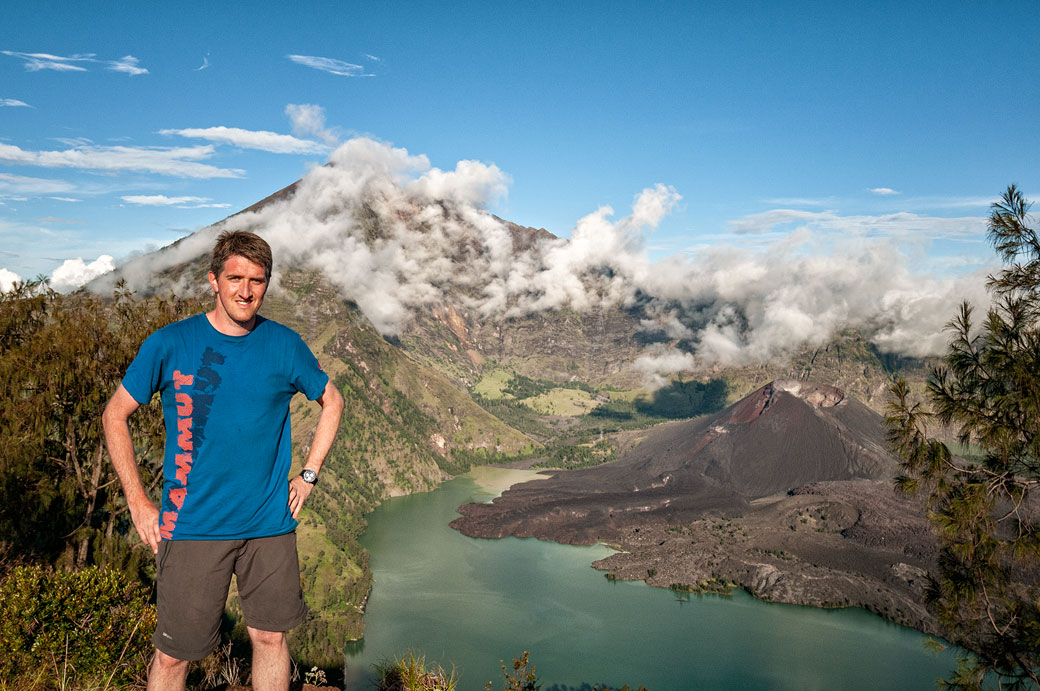 Pascal Boegli devant la caldeira du Mont Rinjani, Lombok