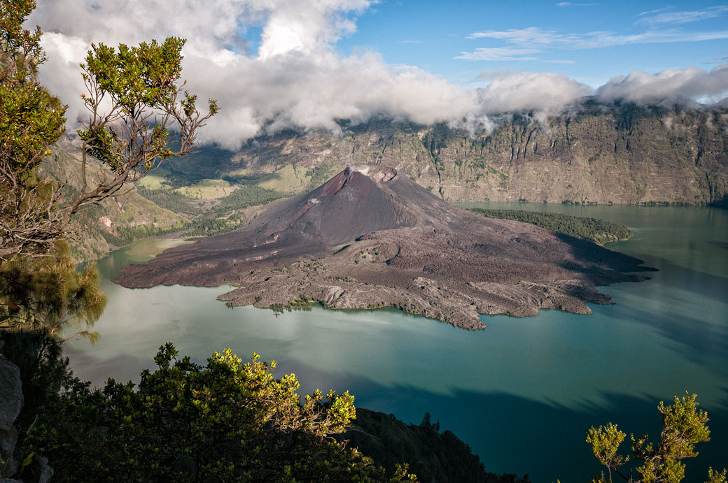 Gunung Barujari dans la caldeira Segara Anak du Mont Rinjani