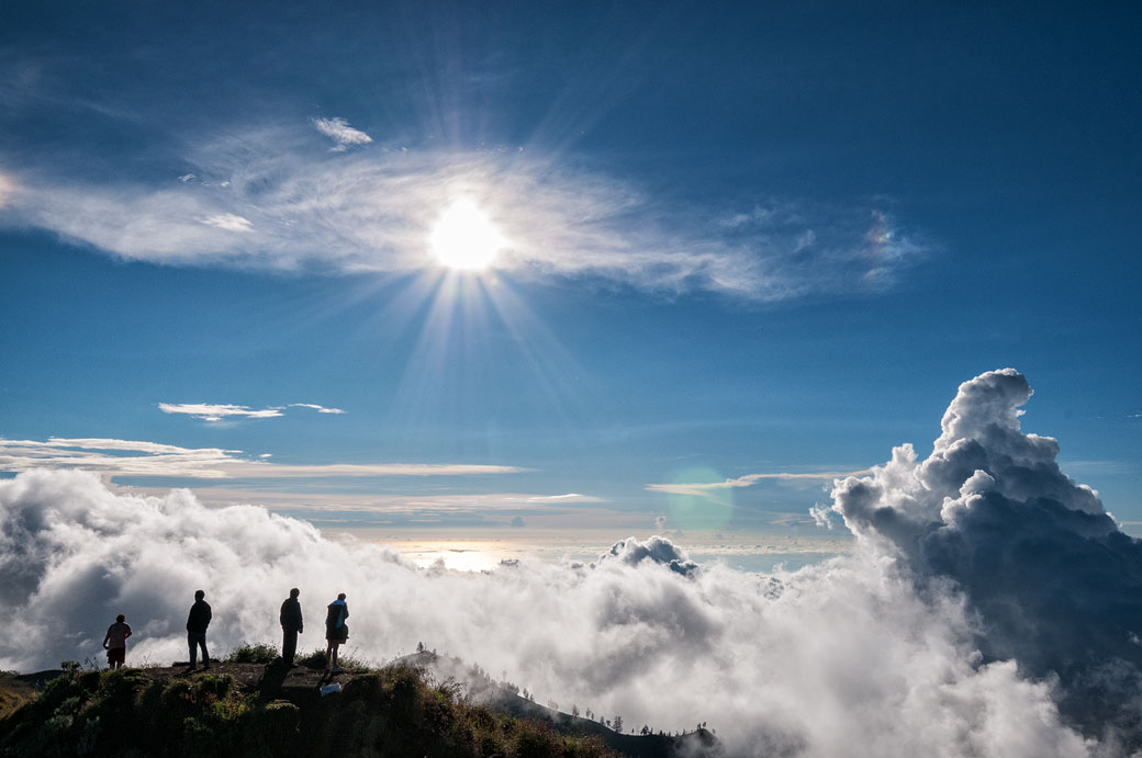 Soleil au-dessus des nuages à Senaru crater rim camp