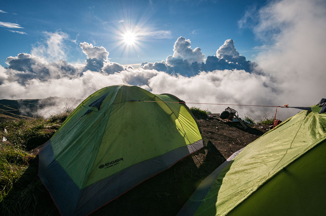 Tentes et soleil au camp de Senaru crater rim sur le Mont Rinjani