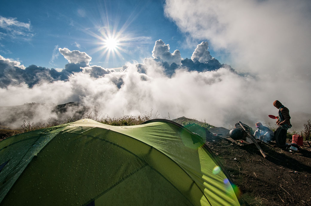 Soleil et nuages au camp de Senaru crater rim sur le Mont Rinjani