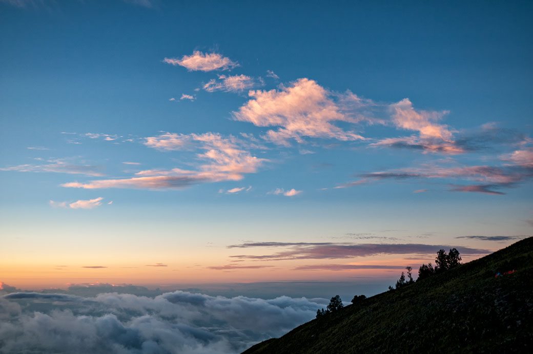 Ciel au coucher du soleil sur les pentes du Mont Rinjani