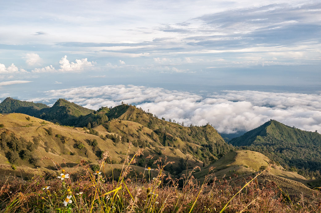 Ciel et mer depuis Senaru crater rim camp sur le Mont Rinjani