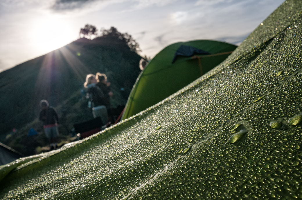 Rosée matinale sur ma tente à Senaru crater rim camp