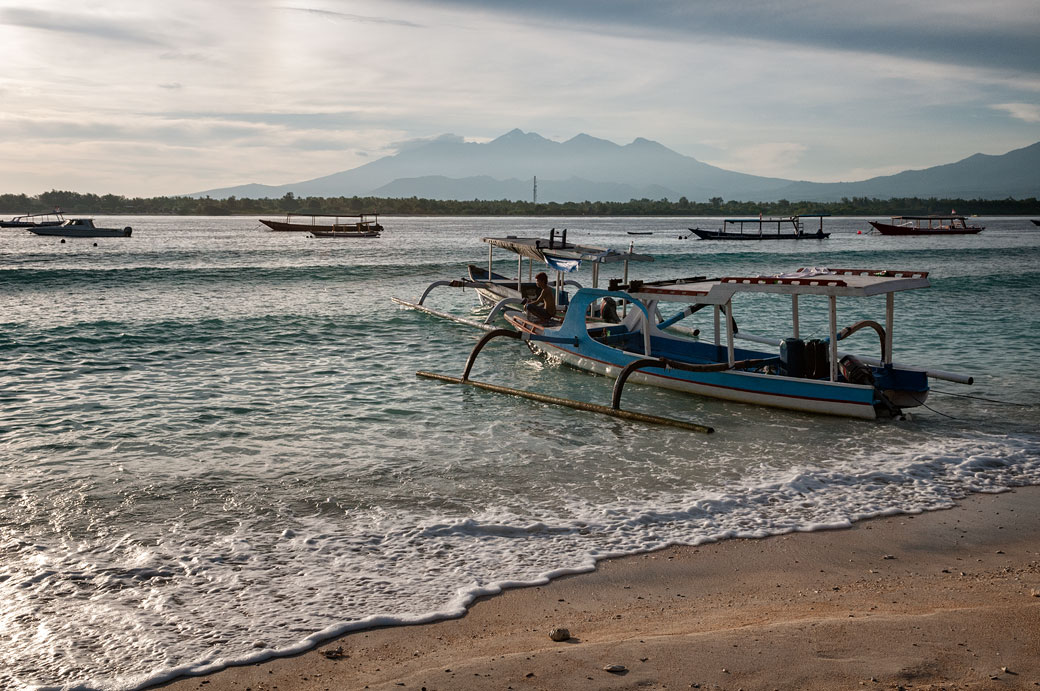 Bateaux et Mont Rinjani depuis l'ile Gili Trawangan