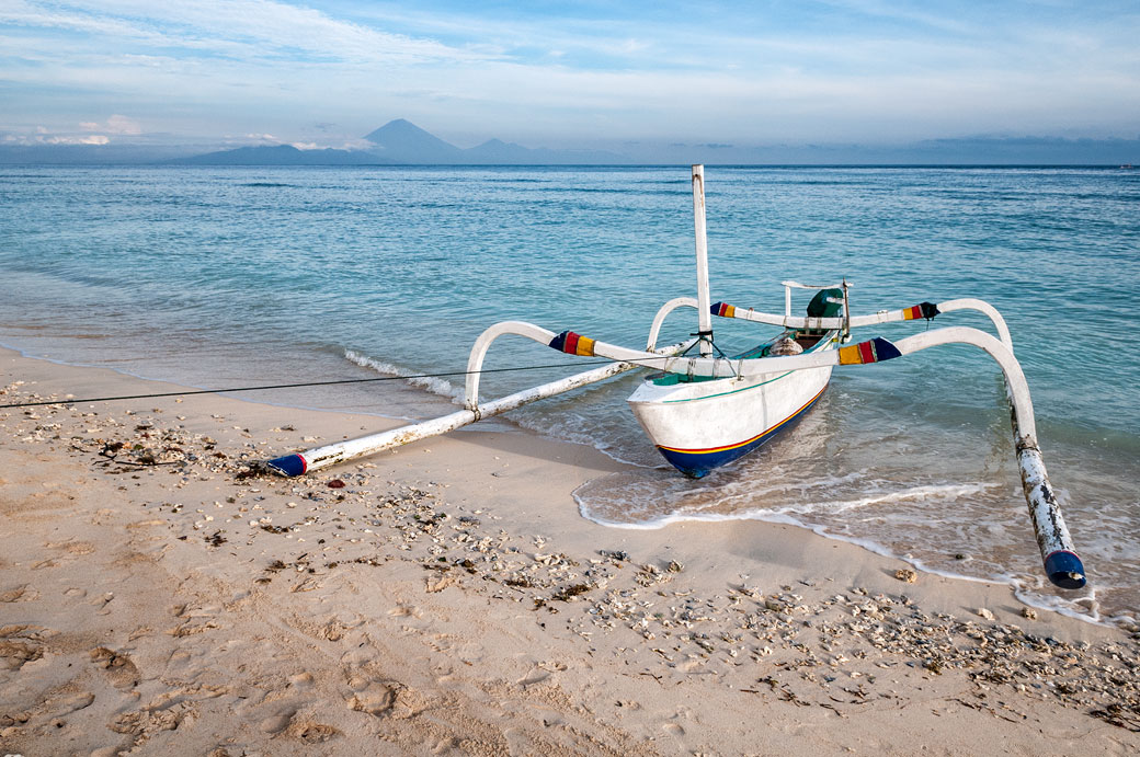 Pirogue à balancier sur une plage de Gili Trawangan