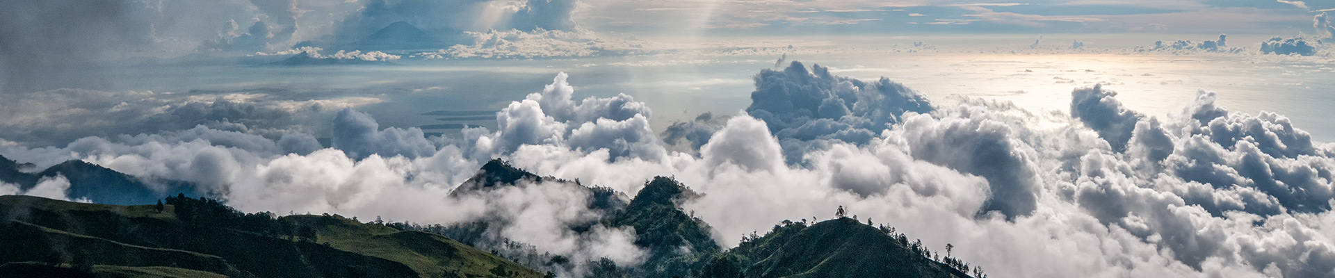 Top image mer et nuages Mont Rinjani, Lombok