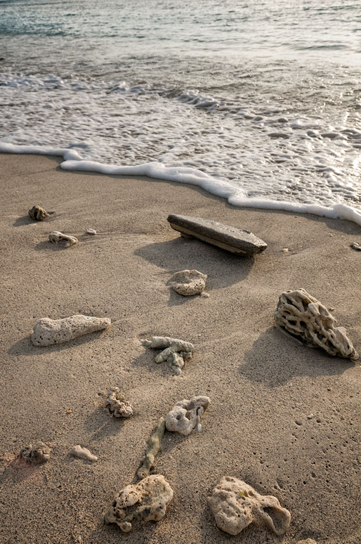 Pierres et corail mort sur une plage de Gili Trawangan