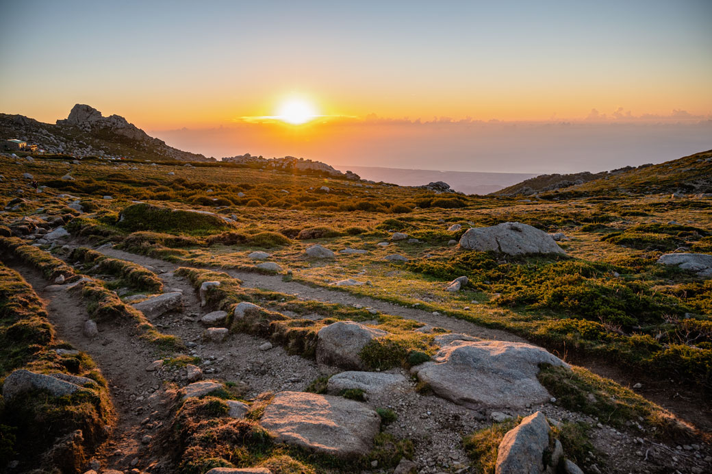 Lever de soleil au départ du refuge de Prati sur le GR20, Corse