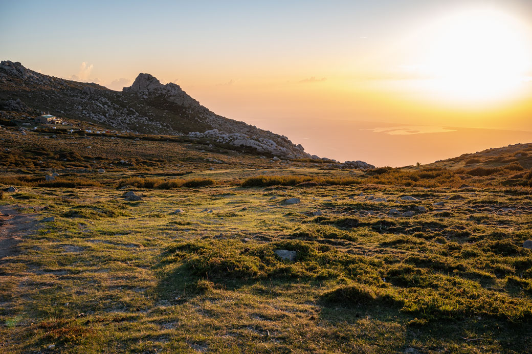 Lever de soleil depuis le refuge de Prati sur le GR20, Corse