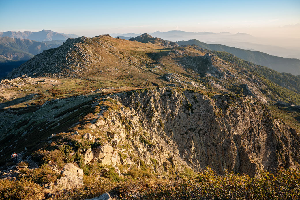 Crête et montagnes au départ de la 12e étape du GR20, Corse