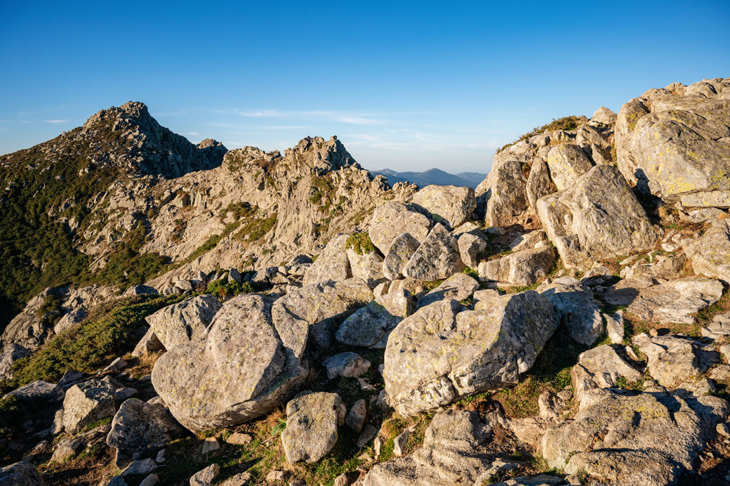 Crête et rochers sur la 12e étape du GR20, Corse