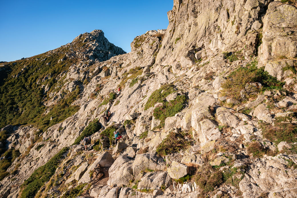 Randonneurs et rochers sur la 12e étape du GR20, Corse