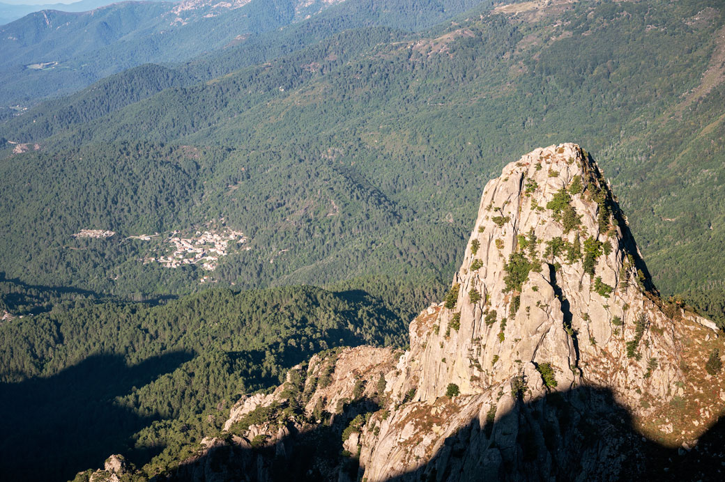 Piton rocheux devant le village de Palneca, Corse