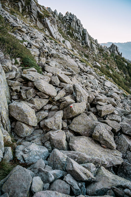Gros rochers sur la 12e étape du GR20, Corse