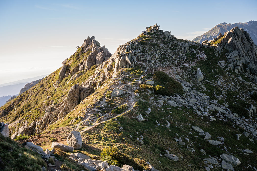 Pierres et rochers sur une crête lors de la 12e étape du GR20, Corse
