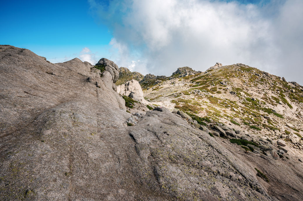 Montée sur une crête lors de la 12e étape du GR20, Corse