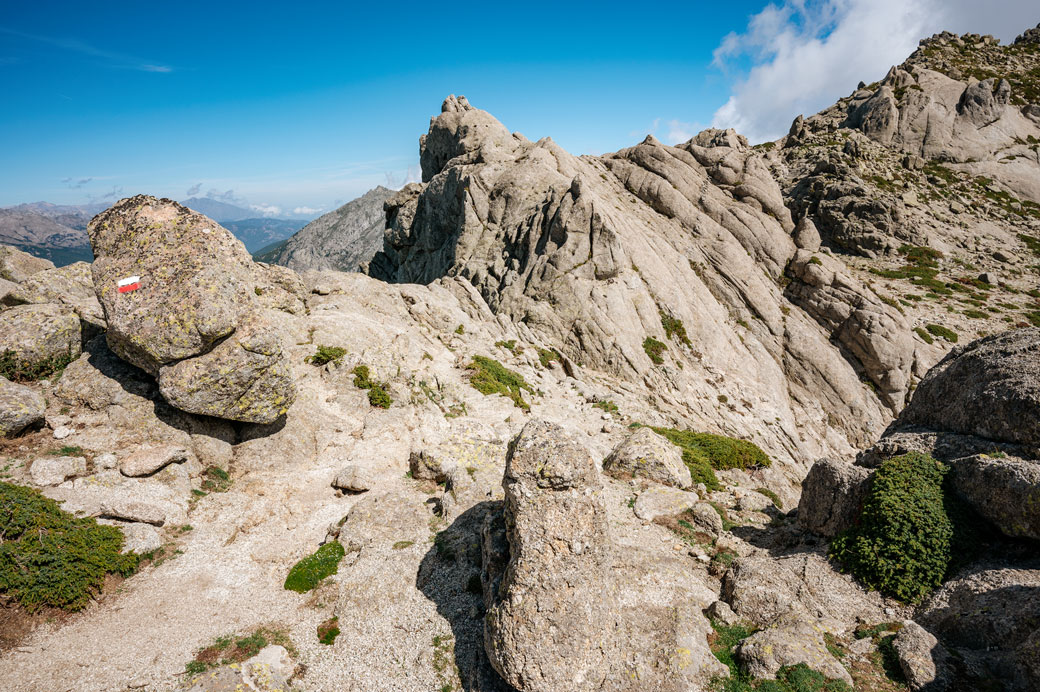 Rochers et crête près du Monte Furmicula sur le GR20, Corse