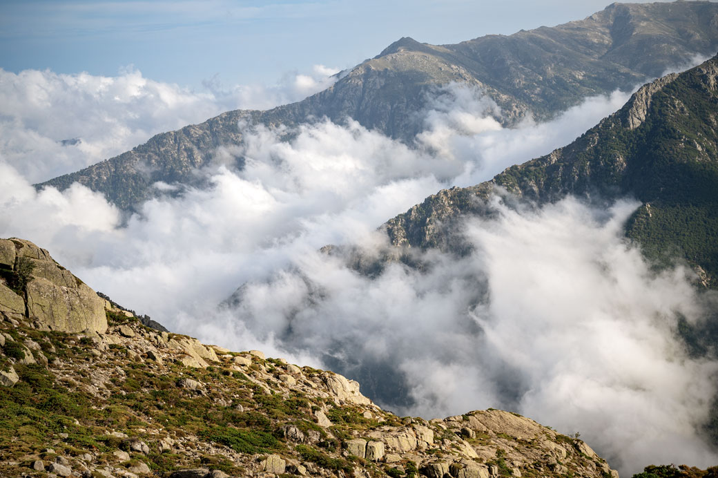 Nuages et montagnes depuis le refuge d'Usciolu, Corse
