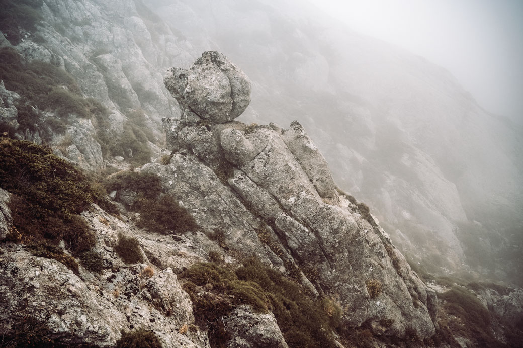 Brouillard sur l'arête des Statues sur le GR20, Corse