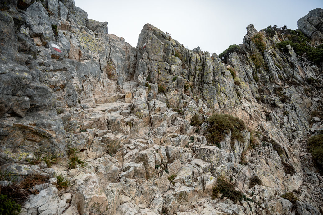 Rochers sur l'arête des Statues sur le GR20, Corse