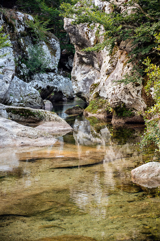 Ruisseau tranquille au milieu des rochers sur la 13e étape du GR20, Corse