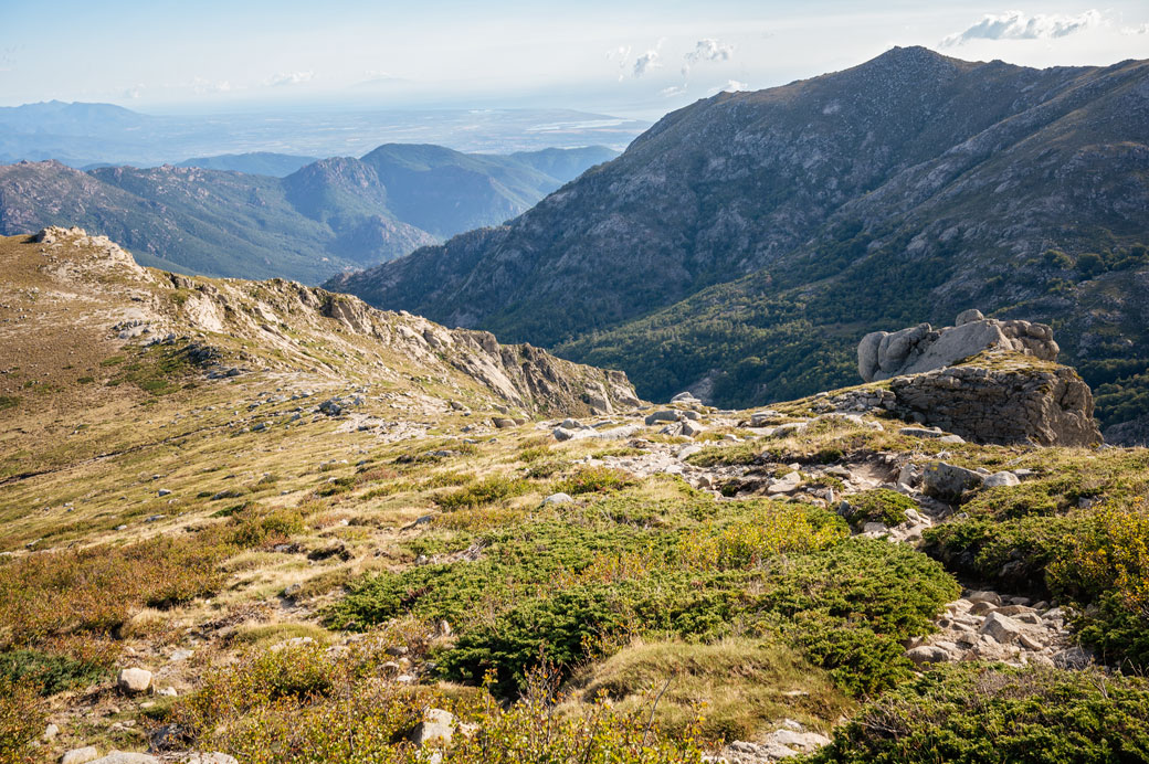 Vue sur le col de Luana pendant l'ascension du Monte Incudine, Corse